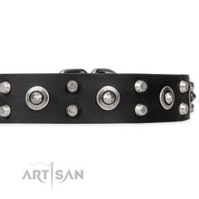 Halsband aus Leder mit silbrigen Nieten von FDT Artisan