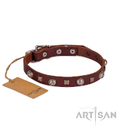 Stabiles Lederhalsband in Cognac Farbe mit kleinen Messing Verzierungen