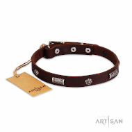 Leichtes Halsband aus Leder im Braun mit runden Nieten und Platten ❺