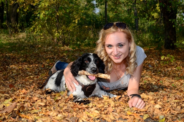 Im herbst mit dem Hund spielen