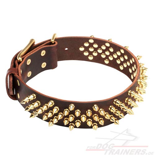 Halsband mit handverzierten Messingspikes