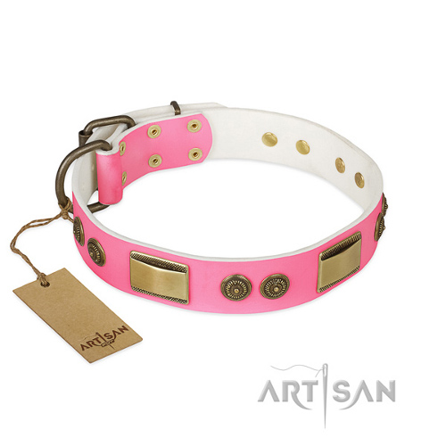 "Pink World" FDT Artisan rosa Lederhalsband mit hübschen Nieten "Pink World" FDT Artisan rosa Lederhalsband mit hübschen Nieten