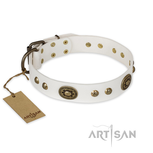 "Adorable Dream" FDT Artisan Nieten Halsband aus weißem Leder "Adorable Dream" FDT Artisan Nieten Halsband aus weißem Leder